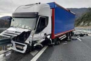 Schianto tra camion e incidente auto-furgone: un morto e un ferito in autostrada