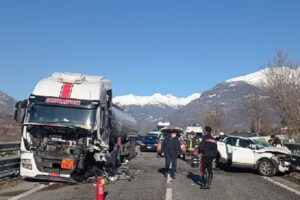 Incidente frontale tra tir e auto sulla Statale 42: un ferito grave e strada chiusa al traffico