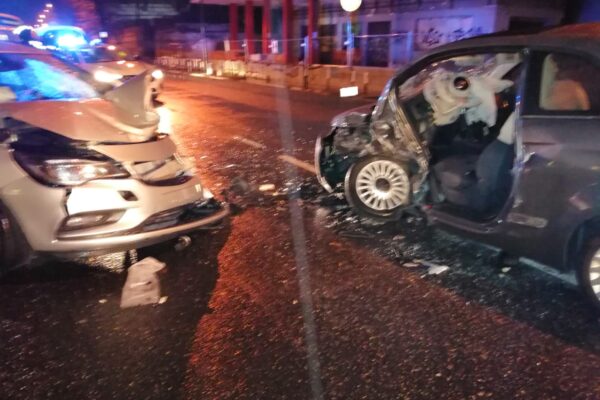 Sorpasso e schianto a Napoli, gravi padre e figlio: milza asportata