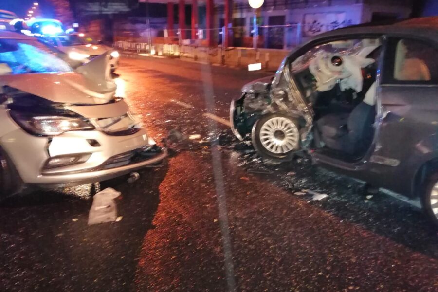 Sorpasso e schianto a Napoli, gravi padre e figlio: milza asportata