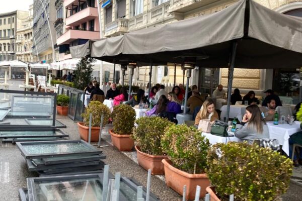 Campania, due giorni di apertura valgono 36 milioni di euro, il 65% di bar e ristoranti aprono