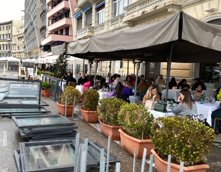 Campania, due giorni di apertura valgono 36 milioni di euro, il 65% di bar e ristoranti aprono