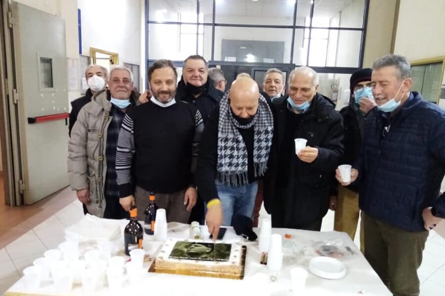 Torta con Mussolini per la festa del pensionato della Municipalità: “Inaccettabile in sede istituzionale”