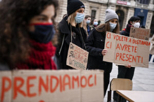 Genitori no dad ‘scatenati’, proteste a Napoli e Salerno