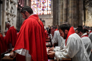 La pandemia falcidia i preti: soli e stressati sempre più a rischio