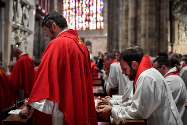 La pandemia falcidia i preti: soli e stressati sempre più a rischio