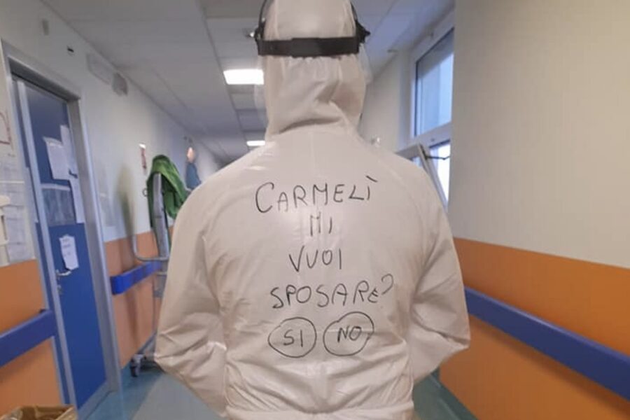 “Carmelì mi vuoi sposare?”, la proposta di matrimonio arriva sulla tuta anti-Covid dell’infermiere