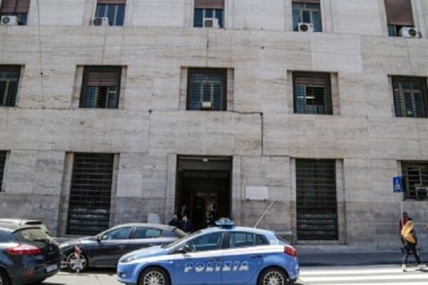 “Mio fratello fa il poliziotto”, vendono orologio falso fuori la Questura e scappano con 16mila euro