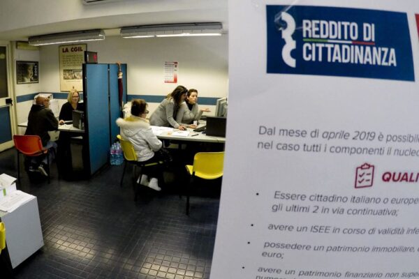 Come cambia il reddito di cittadinanza: vietato il ‘no’ al lavoro, meno soldi ogni mese senza impiego