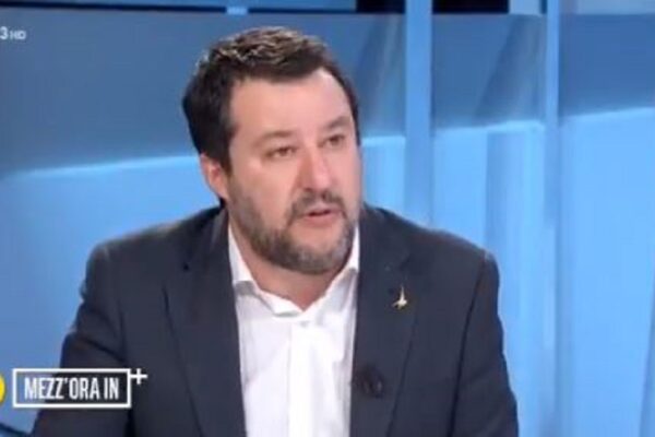 “Coronavirus nato da esperimenti cinesi”, Salvini rilancia (ancora) le bufale sul Covid-19