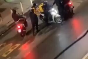 Rider pestato a Napoli, fermati sei giovanissimi: nella banda anche minorenni, recuperato lo scooter