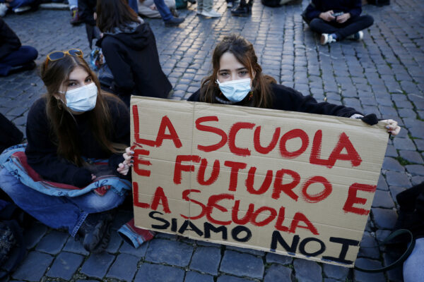 Campania, scuole nel caos: De Luca non ha un piano contro il contagio