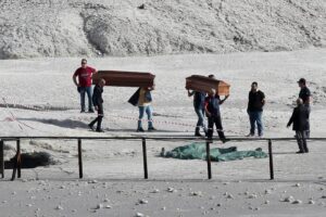 Foto LaPresse – Alessandro Pone
Martedì 12 Settembre 2017, Pozzuoli (Italia)
Cronaca
Sono morti nel cratere della Solfatara di pozzuoli, a Napoli, mentre cercavano di salvare il figlio undicenne, deceduto assieme ai genitori sotto gli occhi del fratellino più piccolo, di 7 anni.
Nella foto: il luogo della tragedia


Photo LaPresse – Alessandro Pone
Tuesday 12 September 2017, Pozzuoli (Italy)
News
Accident at Solfatara of Pozzuoli, 3 dead