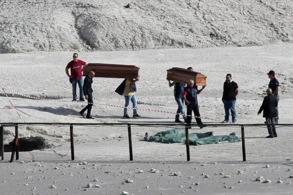 Foto LaPresse – Alessandro Pone
Martedì 12 Settembre 2017, Pozzuoli (Italia)
Cronaca
Sono morti nel cratere della Solfatara di pozzuoli, a Napoli, mentre cercavano di salvare il figlio undicenne, deceduto assieme ai genitori sotto gli occhi del fratellino più piccolo, di 7 anni.
Nella foto: il luogo della tragedia


Photo LaPresse – Alessandro Pone
Tuesday 12 September 2017, Pozzuoli (Italy)
News
Accident at Solfatara of Pozzuoli, 3 dead