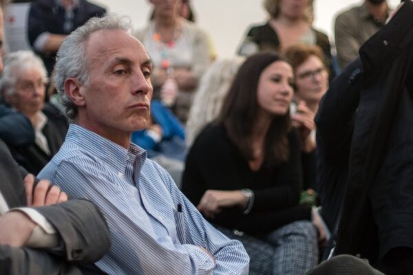 Marco Travaglio disperato grida al complotto: le forze del male hanno fatto cadere Conte