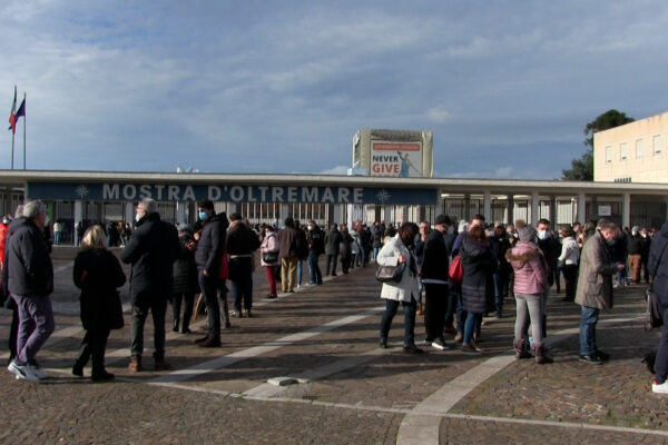 Vaccini, la Campania non può essere un’eccellenza: il 101% delle dosi diventa “un miracolo di Pulcinella”