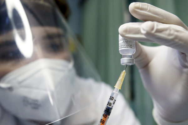 Foto Cecilia Fabiano/ LaPresse 
04 gennaio 2021 Roma (Italia)
Cronaca : 
Continua la campagna di vaccinazione contro il Covid 19 
Nella Foto : il centro vaccini del Santo Spirito 
Photo Cecilia Fabiano/LaPresse
January  04, 2021  Roma (Italy) 
News:  
Don’t stop the vaccination campaign against virus Covid 19 
In the Pic : the medical staff at vaccine centre of Santo Spirito Hospital