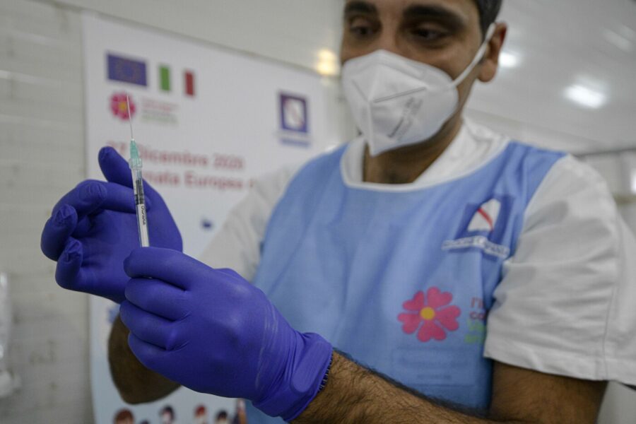 Vaccini terminati in Campania, in arrivo altre 34mila dosi: nelle file alla Mostra d’Oltremare anche “infiltrati”