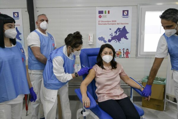 Vaccino, 6 campani su 10 pronti a farselo iniettare