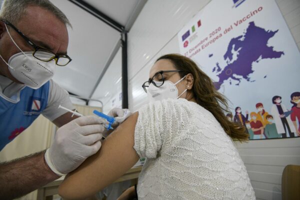 Pfizer ritarda le consegne del vaccino, Arcuri: “Pronte azioni legali”
