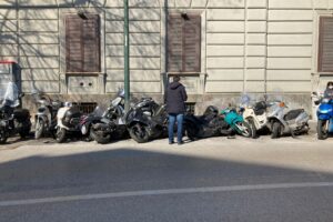 Napoli, follia al Corso Vittorio Emanuele: travolge sette scooter e scappa