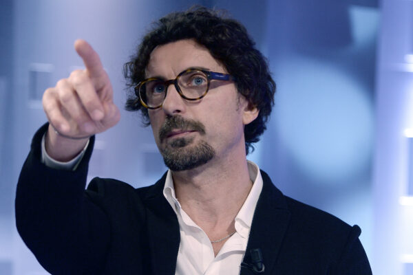 Toninelli e il tour nei supermercati alla ricerca di consensi: “Il tonno costa troppo. È una roba devastante”