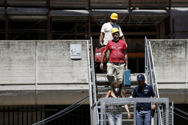 Foto Cecilia Fabiano/ LaPresse 
20 Luglio 2020 Roma   (Italia)
Cronaca 
Incidente sul lavoro un operaio precipita dalle impalcature di un cantiere in piazza Lodovico Cerva a Vigna Murata       
Nella Foto : i vigili del fuoco
Photo Cecilia Fabiano/LaPresse
July 20 , 2020  Rome  (Italy) 
News
Work’s accident  a worker is precipitated by the scaffolding of a building site in piazza Lodovico Cerva in Vigna Murata block
In the pic : the firemen