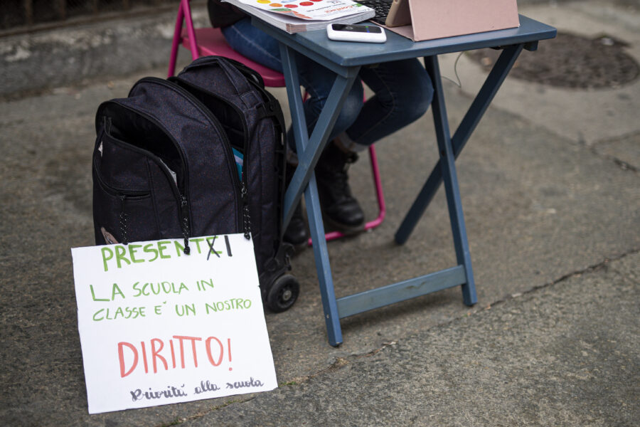 Foto Nicolo’ Campo/LaPresse
12 Novembre 2020, Torino (Italia)
Cronaca
Scuola, Anita e Elisa protestano contro la DAD seguendo le lezioni di didattica a distanza davanti alla scuola media Calvino
Nella foto: un cartello di protesta contro la chiusura delle scuole

Photo Nicolo’ Campo/LaPresse
November 12, 2020 Turin (Italy)
News
School, Anita and Elisa protest against DAD (distance learning) by following the distance learning lessons in front of the Calvino school
In the pic: a protest sign against the closure of schools
