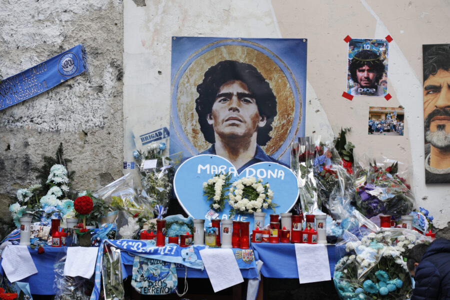 Foto Fabio Sasso/LaPresse
30/11/2020 Napoli – ItaliaCronacaLa città di Napoli ricorda Diego Armando MaradonaNella foto: le vie della cittàPhoto Fabio Sasso/LaPresse30/11/2020 Naples – ItalyNewsThe city of Naples remembers Diego Armando MaradonaIn the picture: city streets