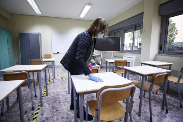Foto Cecilia Fabiano/ LaPresse 
07 gennaio 2021 Roma (Italia)
Cronaca : 
Le scuole superiori attendono la riapertura di Lunedì 11 gennaio  
Nella Foto : il personale del liceo Newton si prepara alla riapertura 
Photo Cecilia Fabiano/LaPresse
January  07, 2021  Roma (Italy) 
News:  
High schools waiting for hypothetic  reopening on Monday 11 
In the Pic : the Newton’s High School workers preparing the classroom