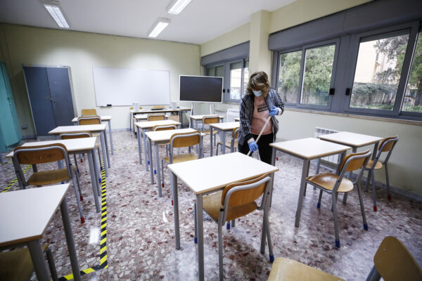 Foto Cecilia Fabiano/ LaPresse 
07 gennaio 2021 Roma (Italia)
Cronaca : 
Le scuole superiori attendono la riapertura di Lunedì 11 gennaio  
Nella Foto : il personale del liceo Newton si prepara alla riapertura 
Photo Cecilia Fabiano/LaPresse
January  07, 2021  Roma (Italy) 
News:  
High schools waiting for hypothetic  reopening on Monday 11 
In the Pic : the Newton’s High School workers preparing the classroom