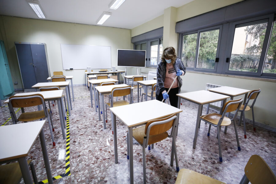 Foto Cecilia Fabiano/ LaPresse 
07 gennaio 2021 Roma (Italia)
Cronaca : 
Le scuole superiori attendono la riapertura di Lunedì 11 gennaio  
Nella Foto : il personale del liceo Newton si prepara alla riapertura 
Photo Cecilia Fabiano/LaPresse
January  07, 2021  Roma (Italy) 
News:  
High schools waiting for hypothetic  reopening on Monday 11 
In the Pic : the Newton’s High School workers preparing the classroom