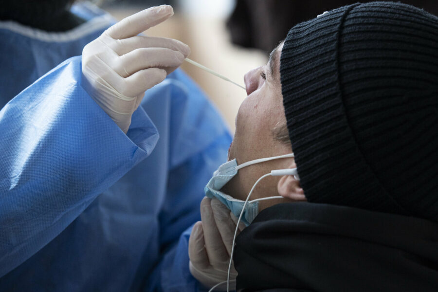 Marco Ottico/LaPresse/POOL
15-01-2021 Milano, Italia
Cronaca
Studenti al Liceo Severi 
nella foto:  Studenti al Liceo Severi effettuano il tampone per entrare

Marco Ottico/LaPresse/POOL
2021-01-15 Milan, ItalyNews
Students at Severi school
in the photo:  Students at Severi school Covid-19 testing