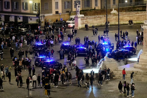 Foto Mauro Scrobogna /LaPresse
30-01-2021 Roma , Italia
Cronaca
Centro affollamenti
Nella foto: forze di polizia impegnate in operazioni di sfollamento di assembramenti in Piazza del Popolo

Photo Mauro Scrobogna /LaPresse
January 30, 2021  Rome, Italy
News
In the photo: police forces engaged in displacement of gatherings in Piazza del Popolo