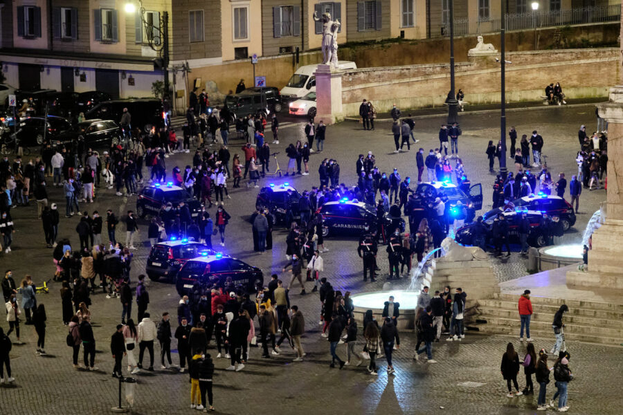 Foto Mauro Scrobogna /LaPresse
30-01-2021 Roma , Italia
Cronaca
Centro affollamenti
Nella foto: forze di polizia impegnate in operazioni di sfollamento di assembramenti in Piazza del Popolo

Photo Mauro Scrobogna /LaPresse
January 30, 2021  Rome, Italy
News
In the photo: police forces engaged in displacement of gatherings in Piazza del Popolo