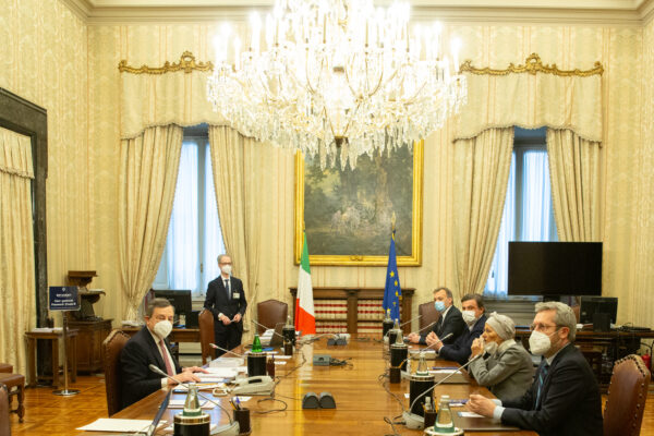 Consultazioni, secondo giro per Draghi: nuova giravolta “europeista” di Salvini sui migranti. Il M5S voterà su Rousseau