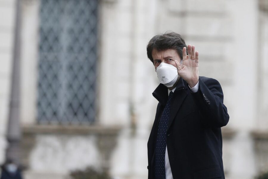 Franceschini dopo aver chiuso Sanremo spinge per aprire teatri e cinema: “Vorrei fossimo i primi”