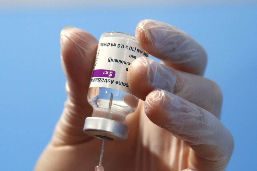 “Il vaccino AstraZeneca non è di serie B”, la risposta dell’infettivologo alle proteste di chi non lo vuole