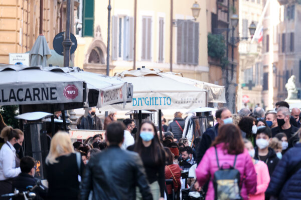 Foto Mauro Scrobogna /LaPresse
21-02-2021 Roma , Italia
Cronaca
Affollamento – Portico d’Ottavia
Nella foto: Affollatissima a ora di pranzo la zona di ristoranti a Portico d’Ottavia

Photo Mauro Scrobogna /LaPresse
February 21, 2021  Rome, Italy
News
Crowding – Portico d’Ottavia
In the photo: The restaurant area in Portico d’Ottavia was very crowded at lunchtime