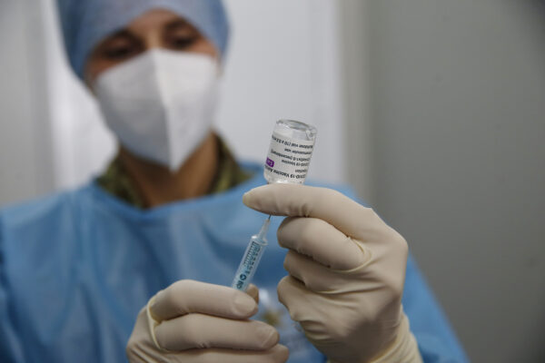 Foto Cecilia Fabiano/ LaPresse 
23 febbraio 2021 Roma (Italia)
Cronaca  : 
Presidio vaccinale organizzato dall’Esercito nella città militare della Cecchignola  
Nella foto : Preparazione del vaccino AstraZeneca  
Photo Cecilia Fabiano/LaPresse
February 23 , 2021  Roma (Italy) 
News :
Defense Vaccination Centre in the militar city of Cecchignola in Rome  
In The Pic :  AstraZeneca  vaccine preparation