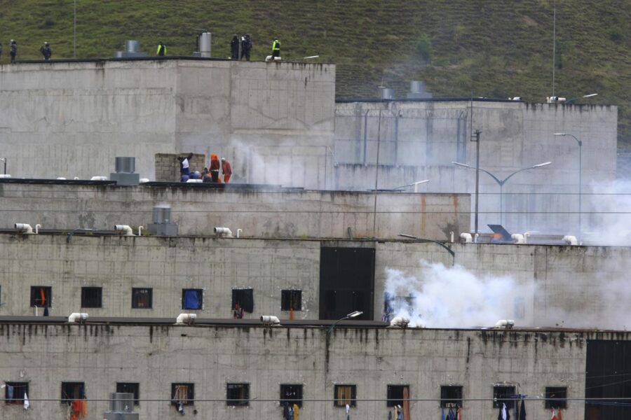 Esplodono le carceri in Ecuador, almeno 75 morti in tre rivolte: “Scontri tra gruppi criminali”
