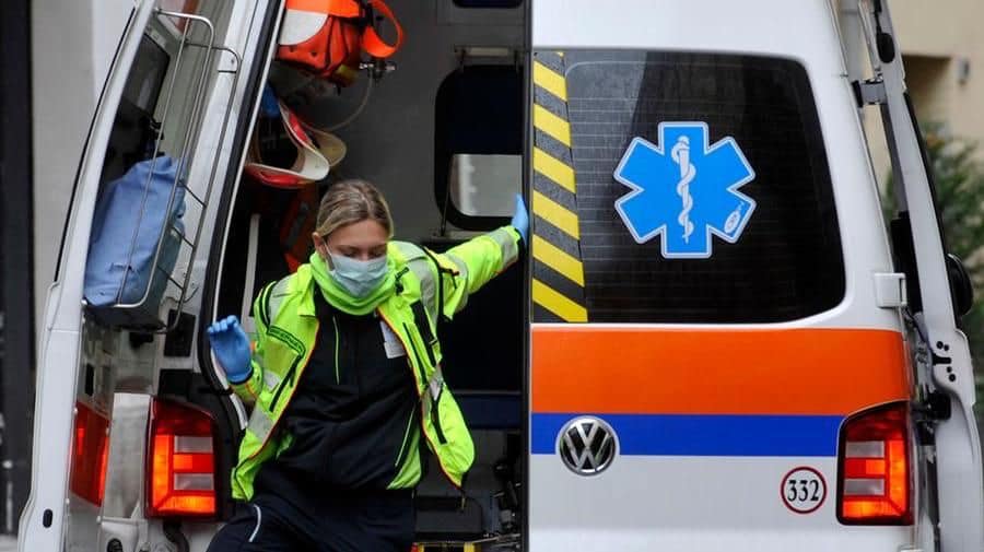 “Vestite il morto”, 118 aggredito a Napoli: “Fate presto o incendio l’ambulanza”