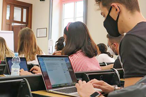 Riapertura scuole, vertice flop al Ministero: i sindacati chiedono di rimandare il rientro, il Governo ‘offre’ test salivari