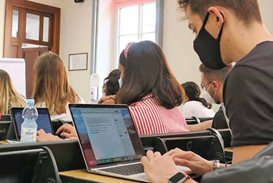 Riapertura scuole, vertice flop al Ministero: i sindacati chiedono di rimandare il rientro, il Governo ‘offre’ test salivari