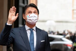 Conte, l’addio tra le lacrime di Casalino e gli applausi di palazzo Chigi: “Vado avanti”