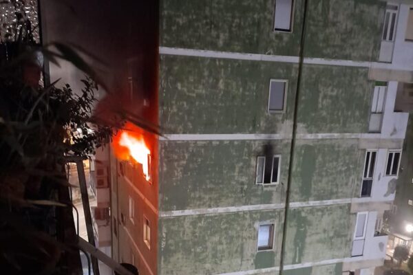 Dramma a Napoli, fiamme in casa: muoiono fratello e sorella, grave figlio dell’uomo