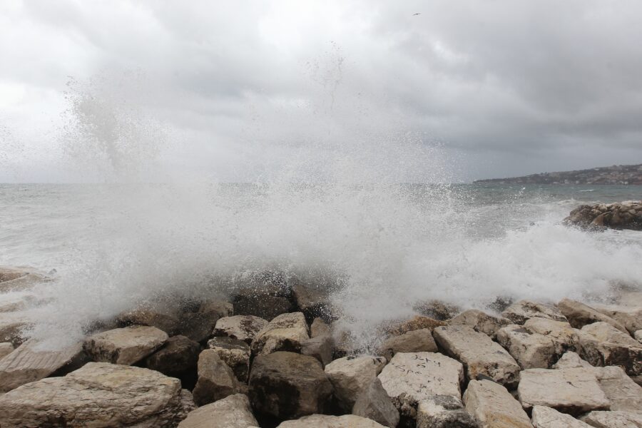 Foto LaPresse – Marco Cantile
30/01/2015 Napoli, Italia
Cronaca
Maltempo e mareggiata nel golfo di Napoli. Sospesi i collegamenti con le isole.

Photo LaPresse – Marco Cantile
01/30/2015 Naples, Italy
News
Bad weather and sea storm in the Bay of Naples. Suspended links with the islands.