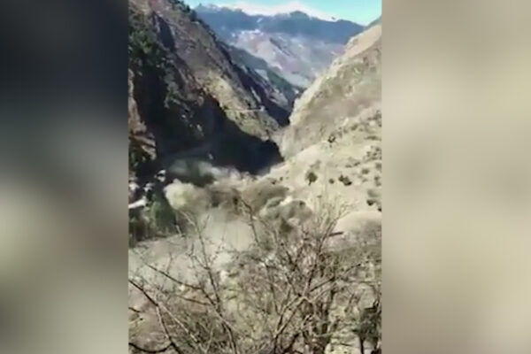 India, ghiacciaio hymalaiano sprofonda nel fiume spazzando via una diga