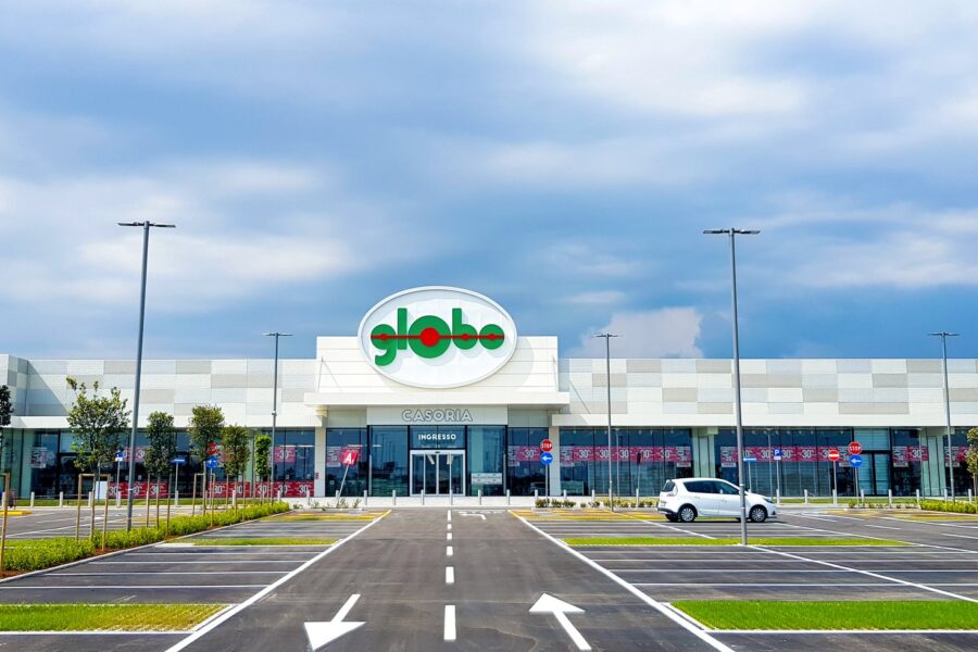 Spari e panico al centro commerciale, assalto a portavalori: banditi via con 42mila euro