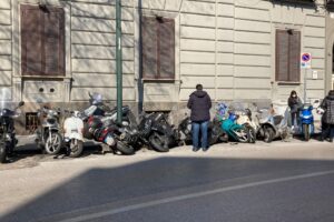 Napoli, follia al Corso Vittorio Emanuele: travolge sette scooter e scappa